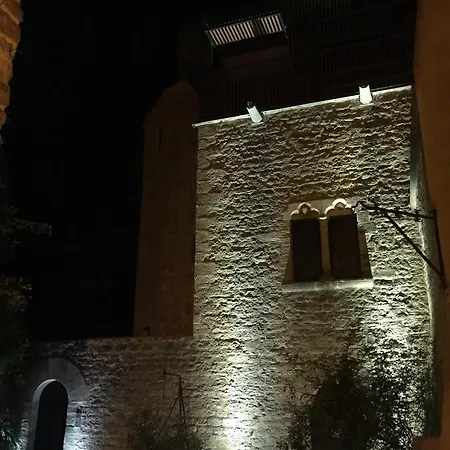Tour Sarrazine De Bed & Breakfast