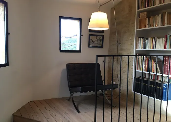 Tour Sarrazine De Couette-café Montaren-et-Saint-Médiers