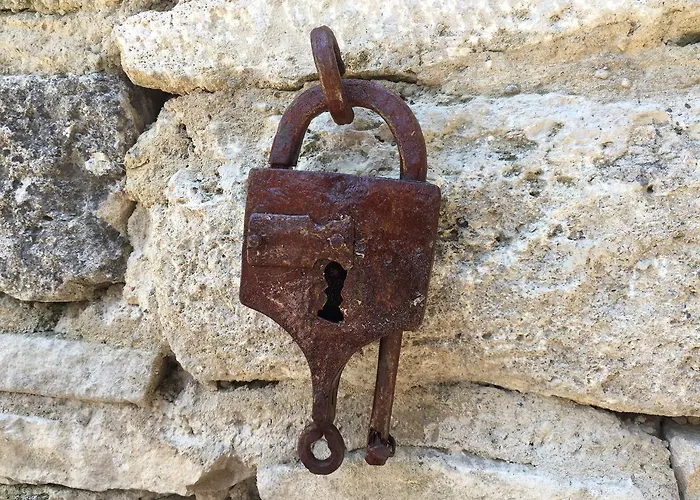 Tour Sarrazine De 4* Montaren-et-Saint-Médiers