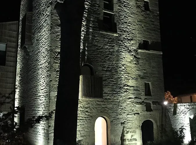 Tour Sarrazine De 4* Montaren-et-Saint-Médiers