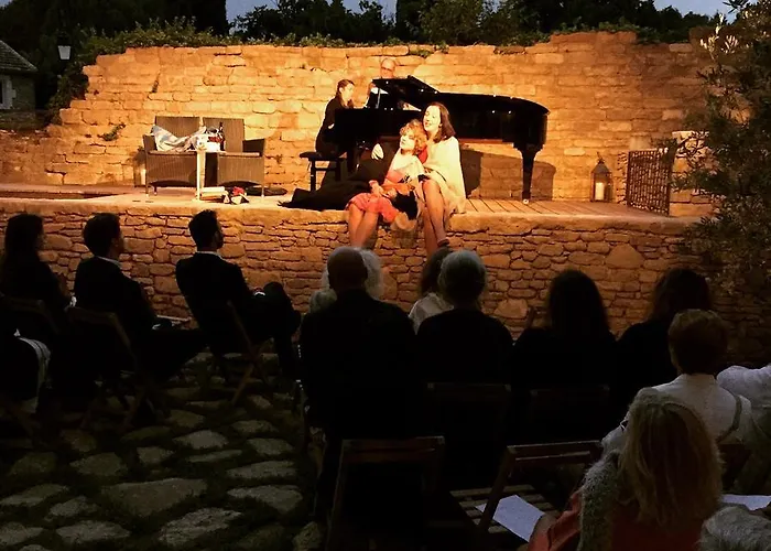 Tour Sarrazine De Couette-café 4*