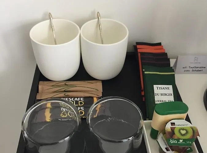 Couette-café Tour Sarrazine De 4*